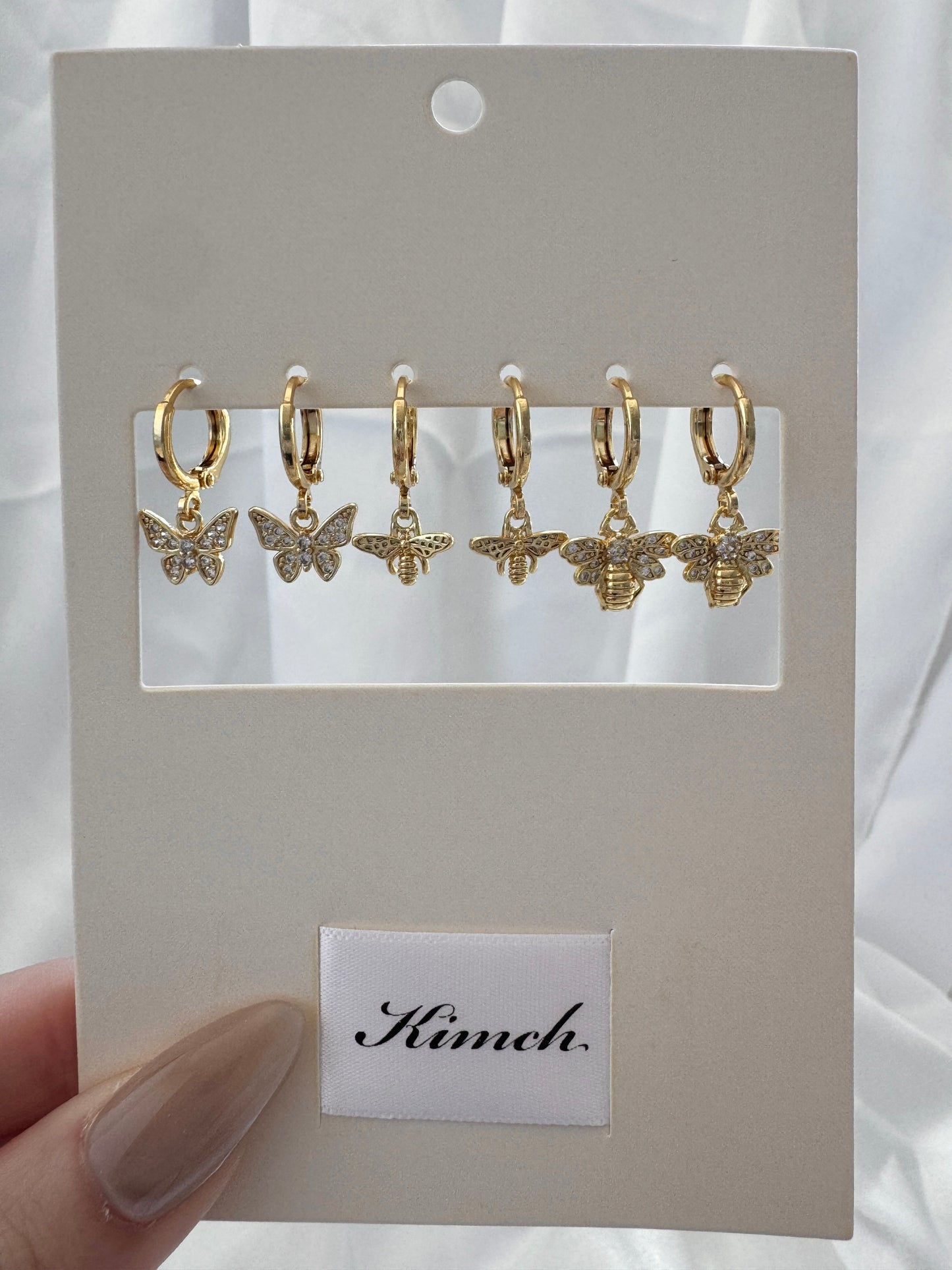 Kimi Melina Bee Huggie Earrings Set